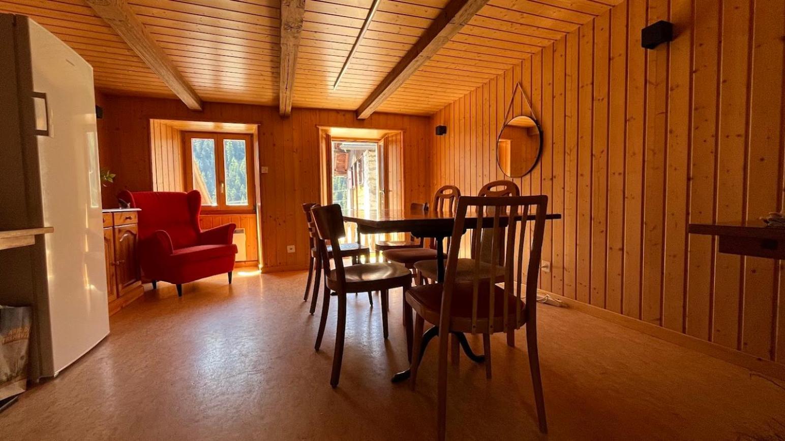 Petit Velan - Coworking & Coliving Hostel Бур-Сан-Пиер Екстериор снимка