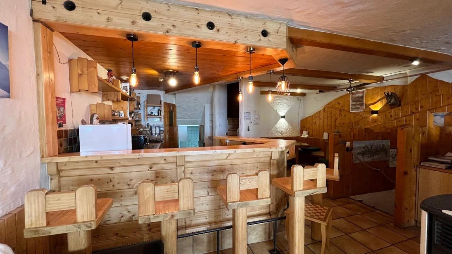 Petit Velan - Coworking & Coliving Hostel Бур-Сан-Пиер Екстериор снимка